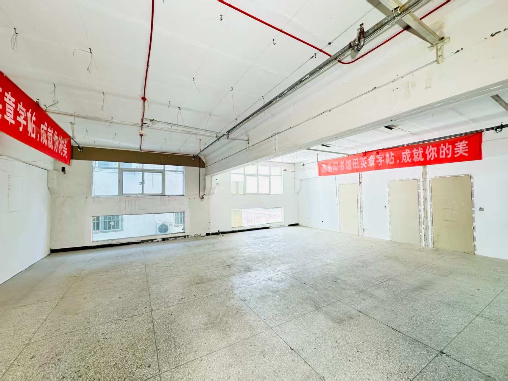 向阳路重点吸引人工智能应用、数字经济、电商直播、智能制造服务、软件开发、科技创新企业及创业团队入驻
